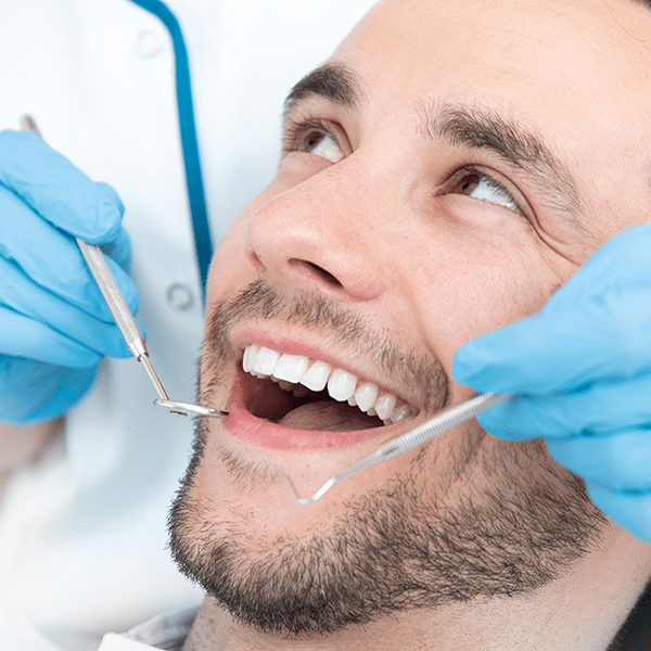 bild-der-zahnprophylaxe-behandlung-in-zahnarztpraxis-weichert-kempkes